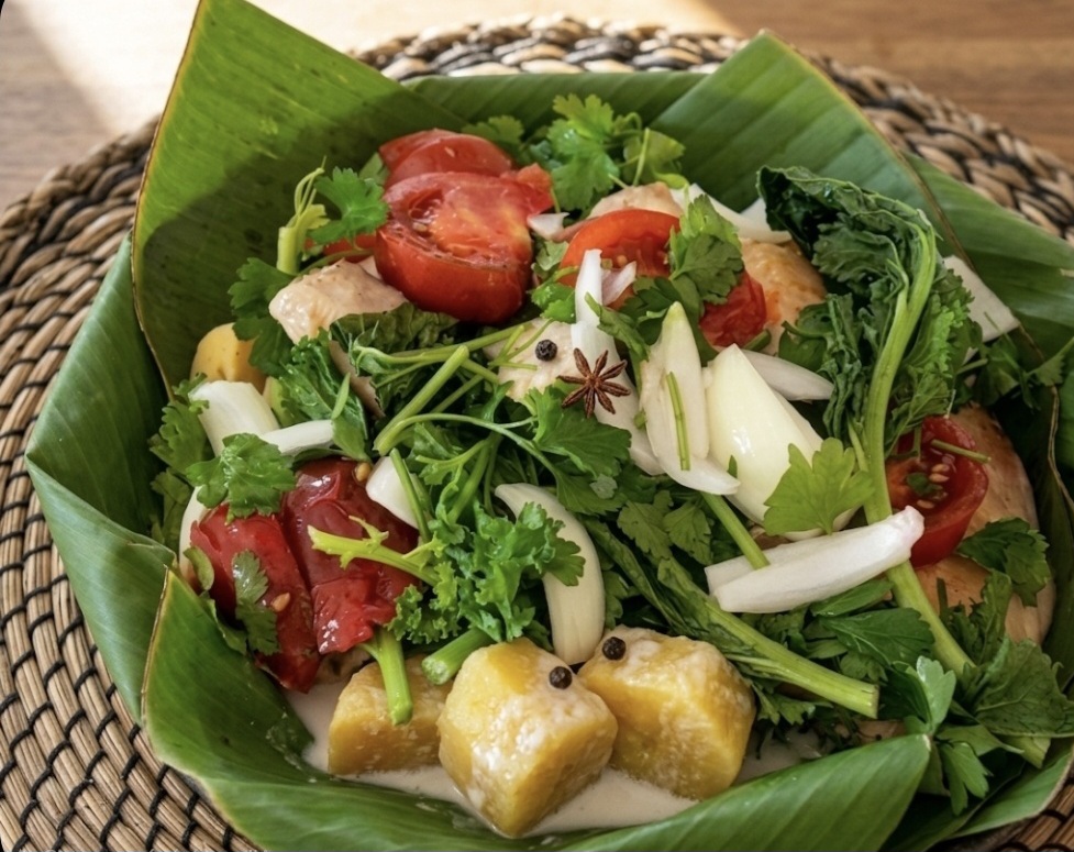 Bougna calédonien aux légumes et poulet préparé en feuilles de bananier Bougna calédonien aux légumes et poulet préparé en feuilles de bananier